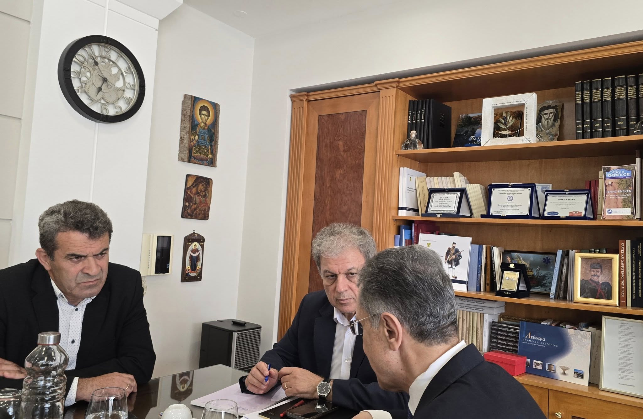 Υποδεχθήκαμε σήμερα στο Διοικητήριο της Π.Ε. Καστοριάς τον Ευρωβουλευτή Γιώργο …