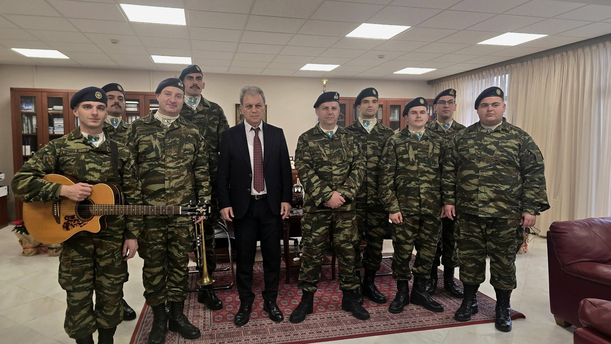 Με ευχές και εορταστικές μελωδίες η τελευταία ημέρα του χρόνου στο γραφείο μου….